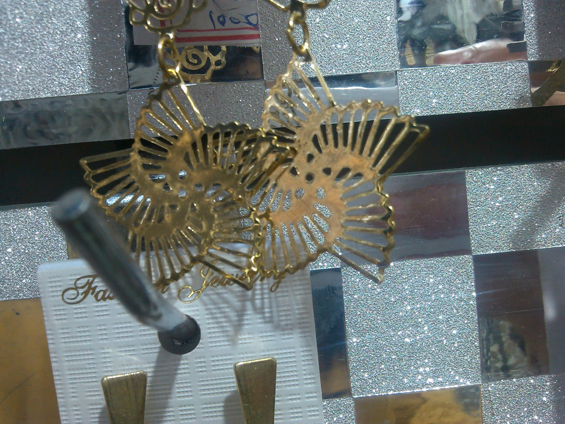 探尋精致手工藝品源頭 東陽市白云益文五金廠新款玫瑰小風(fēng)車耳環(huán)詳解